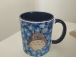 Tazza Ispirata a Totoro con Fiori Blu – Mug Anime Stile Giapponese – Idea Regalo - immagine 2